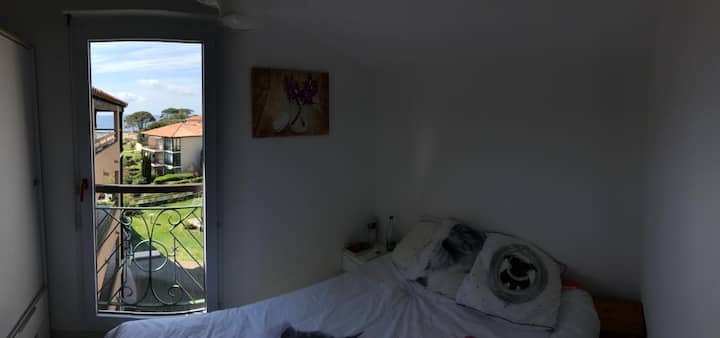 Pogled na more i privatni vrt rezidencijalne sobe 1