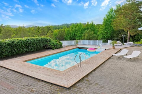 Country house with heated pool. 2 cottages (10-12 p)