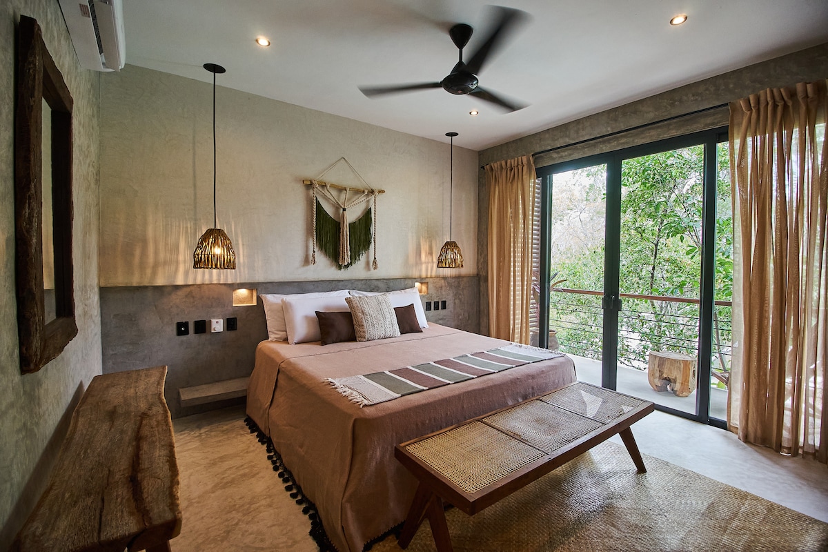 Jedna od dvije identične spavaće sobe, svaka s vlastitom kupaonicom i terasom. Obje su opremljene bračnim krevetima i kvalitetnim madracima 