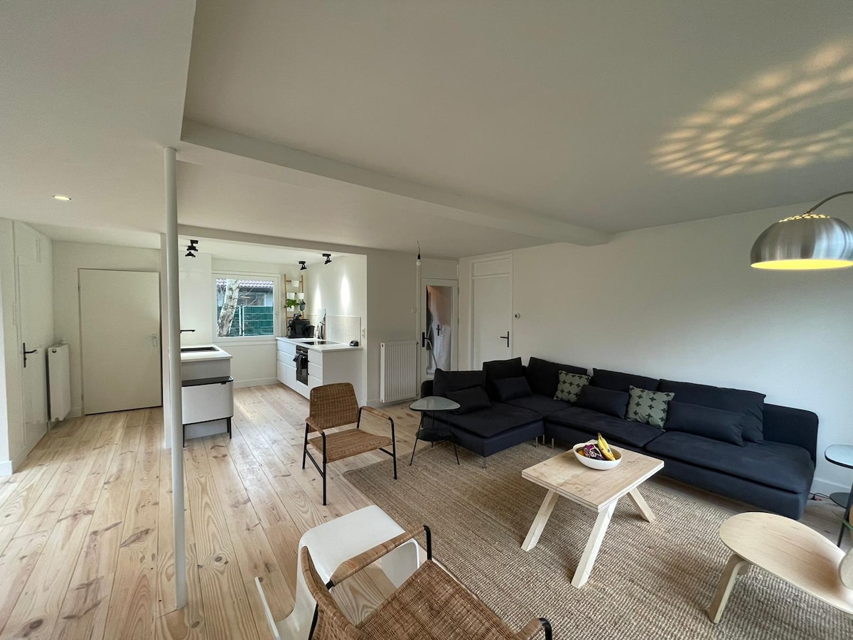 Top performing Airbnb: Family home with Jacuzzi for 10 people in Wijk 07 Duinzoom