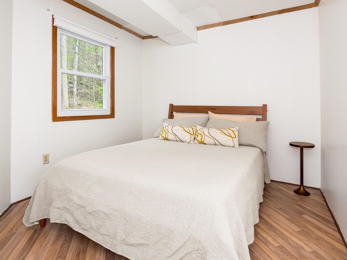 Queen bed op benedenverdieping