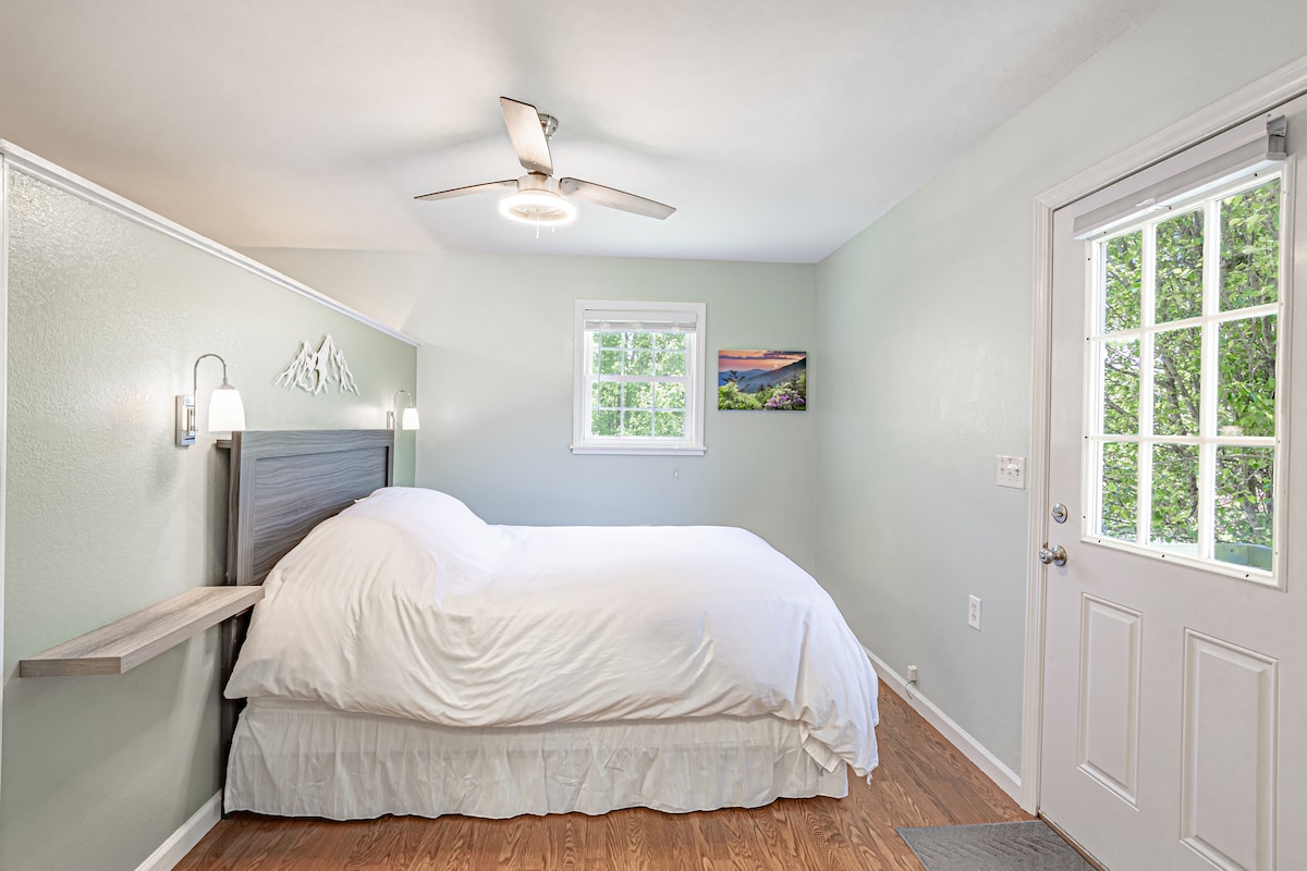 ห้องนอนอยู่ด้านหลังของบ้านมีประตูไปยังระเบียงส่วนตัวของคุณ 