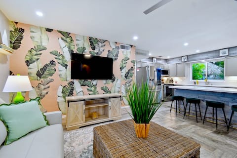 Popular Airbnb listing: Mini-Resort Paradise * Pool, Tiki & Guest Bungalow in Seminole