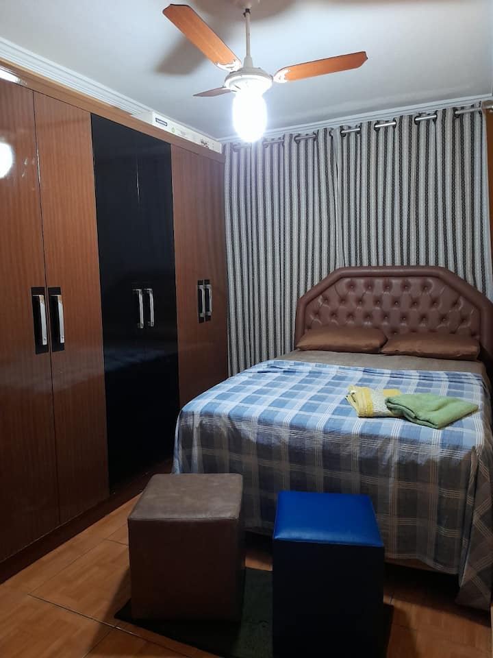 Útulná spálňa; šatník, stropný ventilátor a klimatizácia