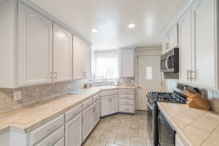 6 BD Home/Guest Suite, Pool – Downtown Mtn View gallery image 4