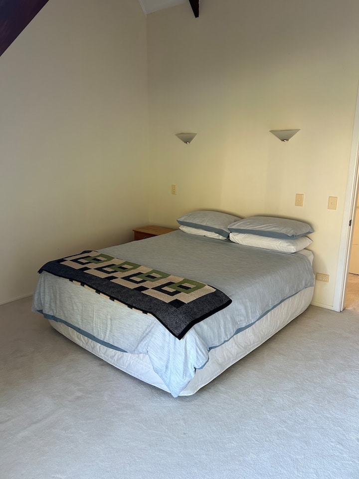 Chumba cha nne cha kulala, kitanda 1 cha kifalme