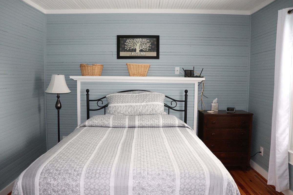 Bedroom 2 - Queen size bed