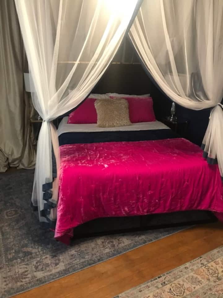 Луксозното кадифено спално бельо ви посреща в края на деня.