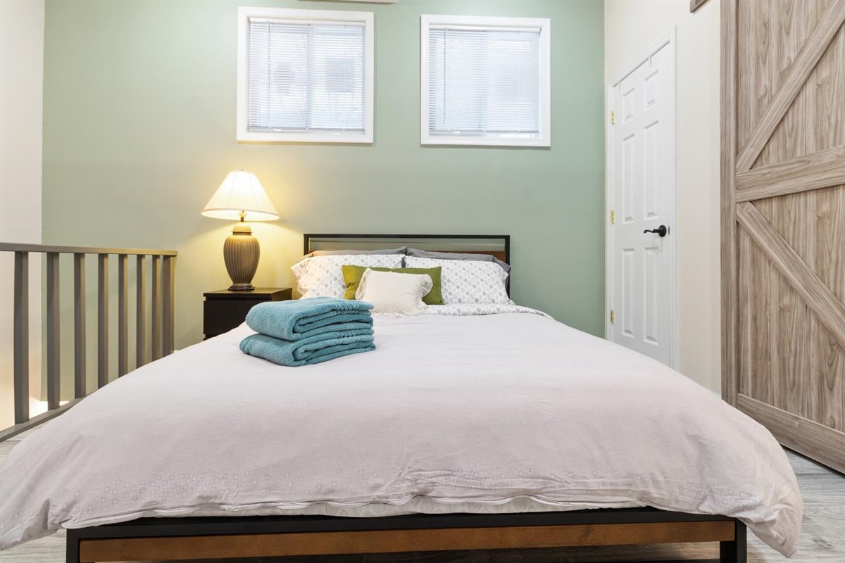 scheunentür, die zum privaten Badezimmer führt