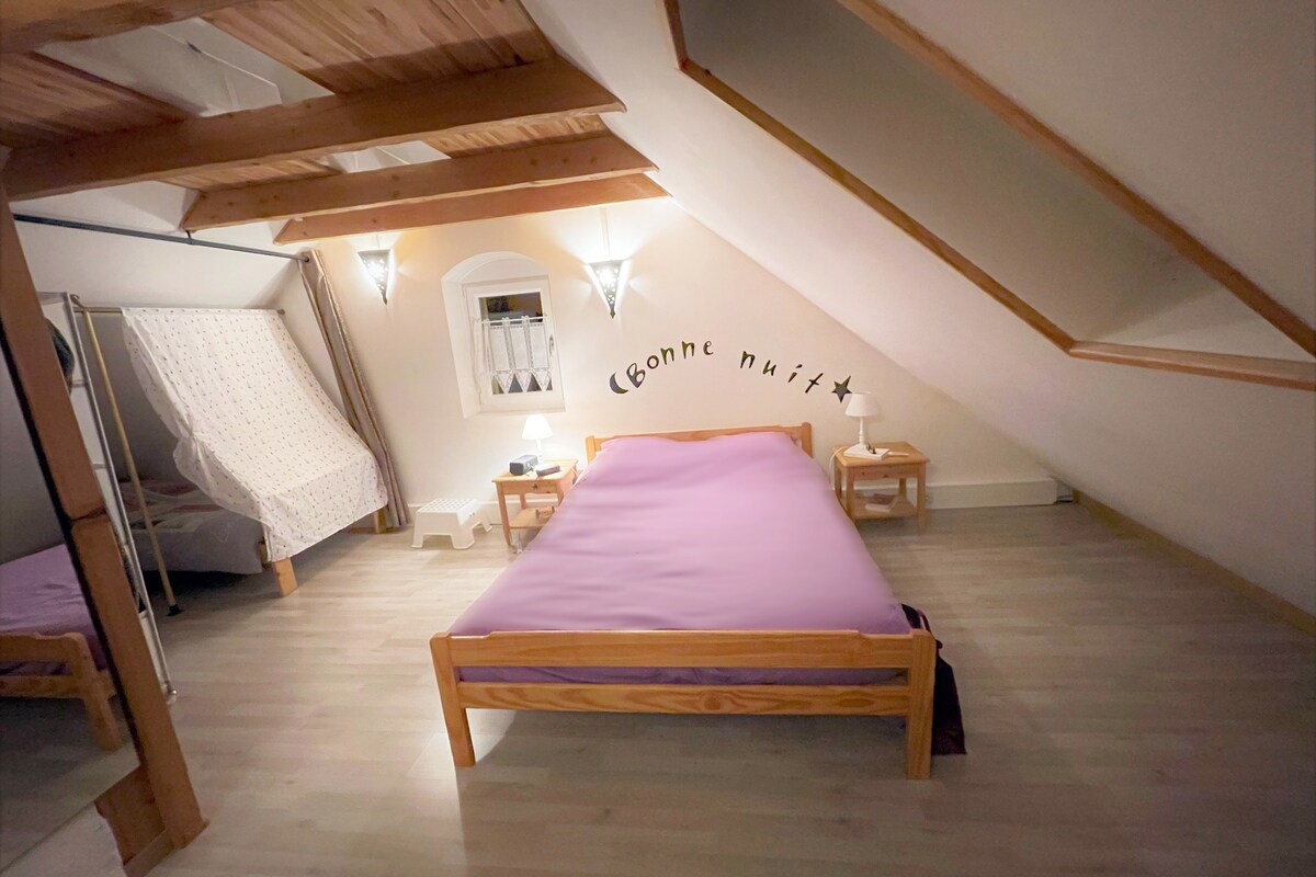 غرفة نوم بسرير مزدوج في الطابق الأول