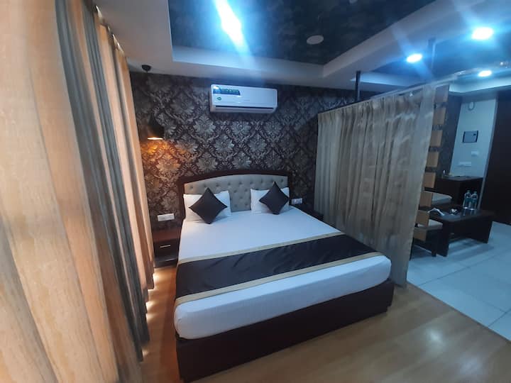 King Size Bed 72×75 For Your Stay.4to5 Persons Private Sitting Area.

 Basic Pentry With Refrigerator Microwave Sandwiche Maker Electric Cattle and Cutarlies.

 Tea Coffee Green Tea 2×1LTR Water Bottles and Mrng Brakefast Also Complimentary..