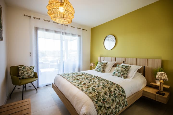 Chambre lit en 160 cm, climatisation, ouverte sur la terrasse.