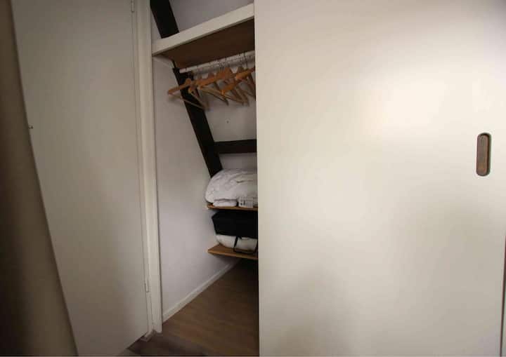 Kabati lenye ukuta unaoteleza kwenye kutua