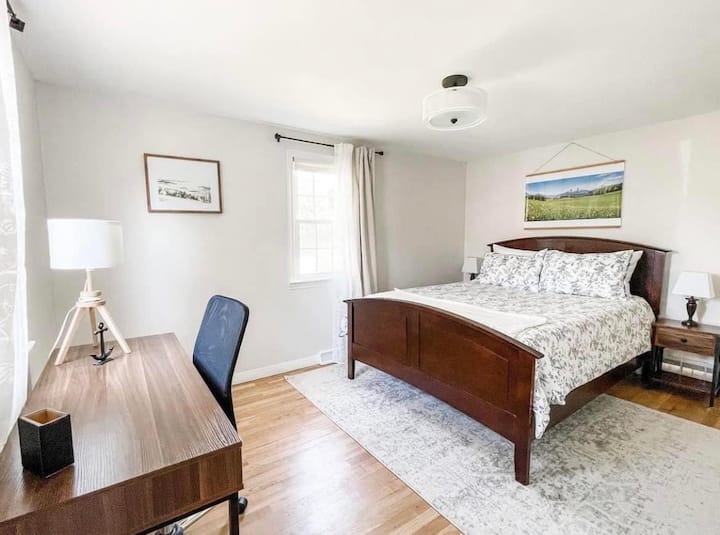 The Edelweiss Room! Luminosa e rilassante, questa stanza ti porta lontano da tutto l'arredamento nautico per un attimo per magari sognare la tua prossima vacanza sulle Alpi tedesche! 