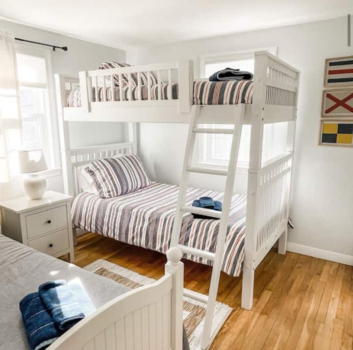 The Captains Quarters Room! Un letto singolo e un letto a castello sono pronti per le risatine a tarda notte! I giocattoli sono nell'armadio! 