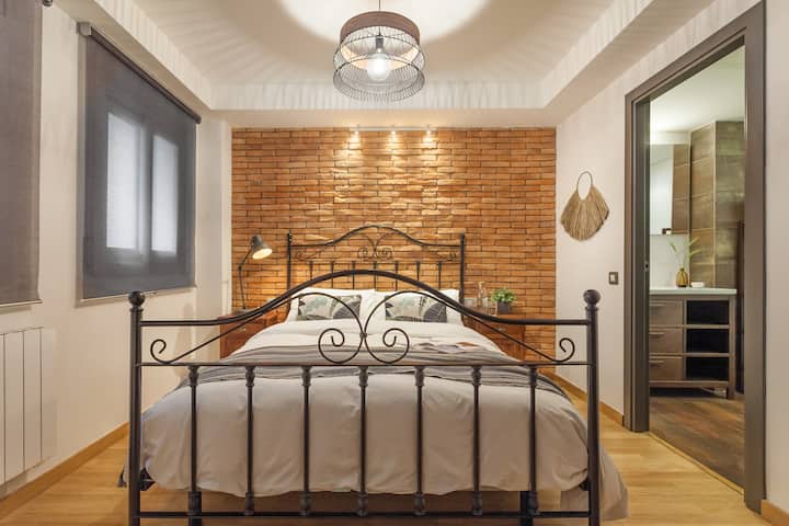 The Master Bedroom - Comfy double bed, Memory foam mattress and a variety of pillows. Blackout shutters, bedside lighting, phone chargers and En suite bathroom. You won't want to leave !