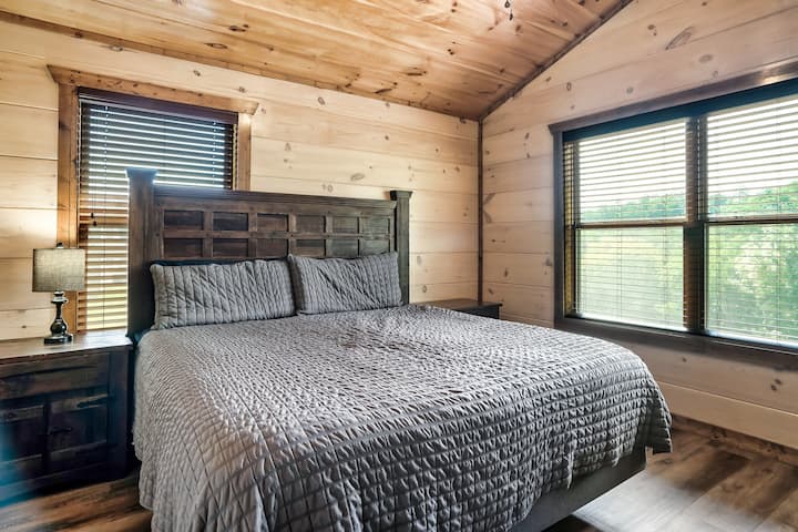 غرفة نوم تضم سرير كينج رقم3 (الطابق العلوي) مع تلفزيون ذكي 