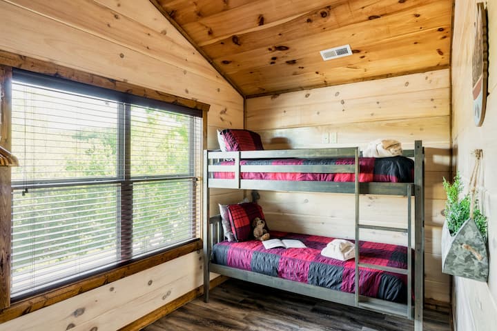 غرفة نوم # 4 (الطابق العلوي) غرفة نوم مع تلفزيون ذكي 