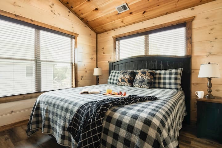 غرفة النوم رقم2 (الطابق العلوي مقابل غرفة الألعاب) مع سرير كينغ وتلفزيون ذكي