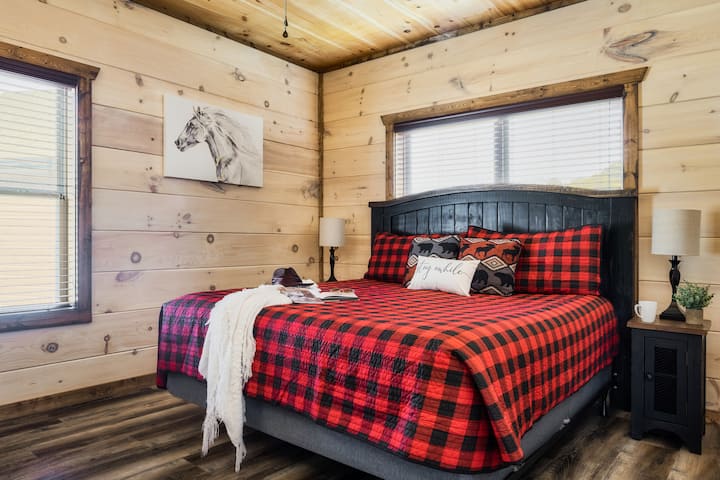 غرفة النوم رقم1 (الطابق السفلي) مع سرير كينج وتلفزيون ذكي 