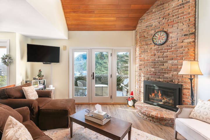 Дневна соба со паметен телевизор, камин на плин и брачен кауч на спуштање