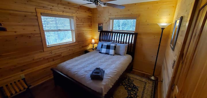 Tercer dormitorio con una cama tamaño queen.