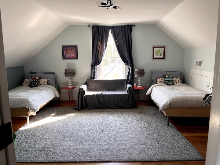 غرفة نوم في الطابق العلوي بسريرين مزدوجين.