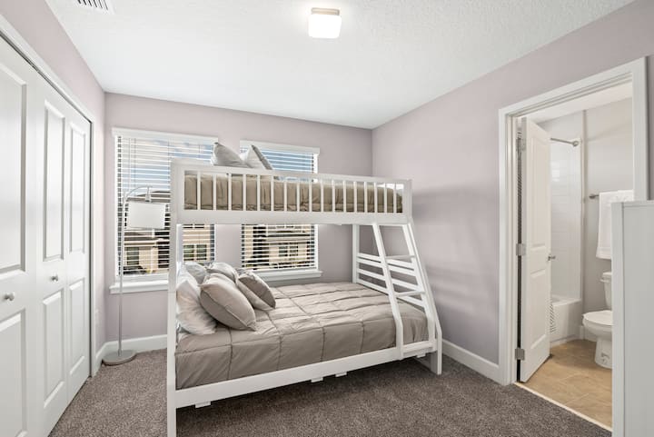 ¡Una cama de tamaño completo y una cama de una plaza, con un televisor inteligente!