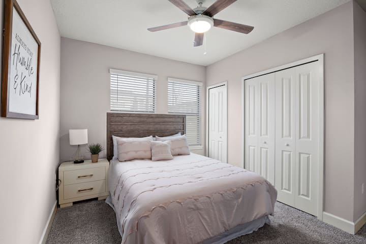 Cama tamaño queen con armario y baño privado. En la planta baja del dormitorio, ¡no se requieren escaleras! 