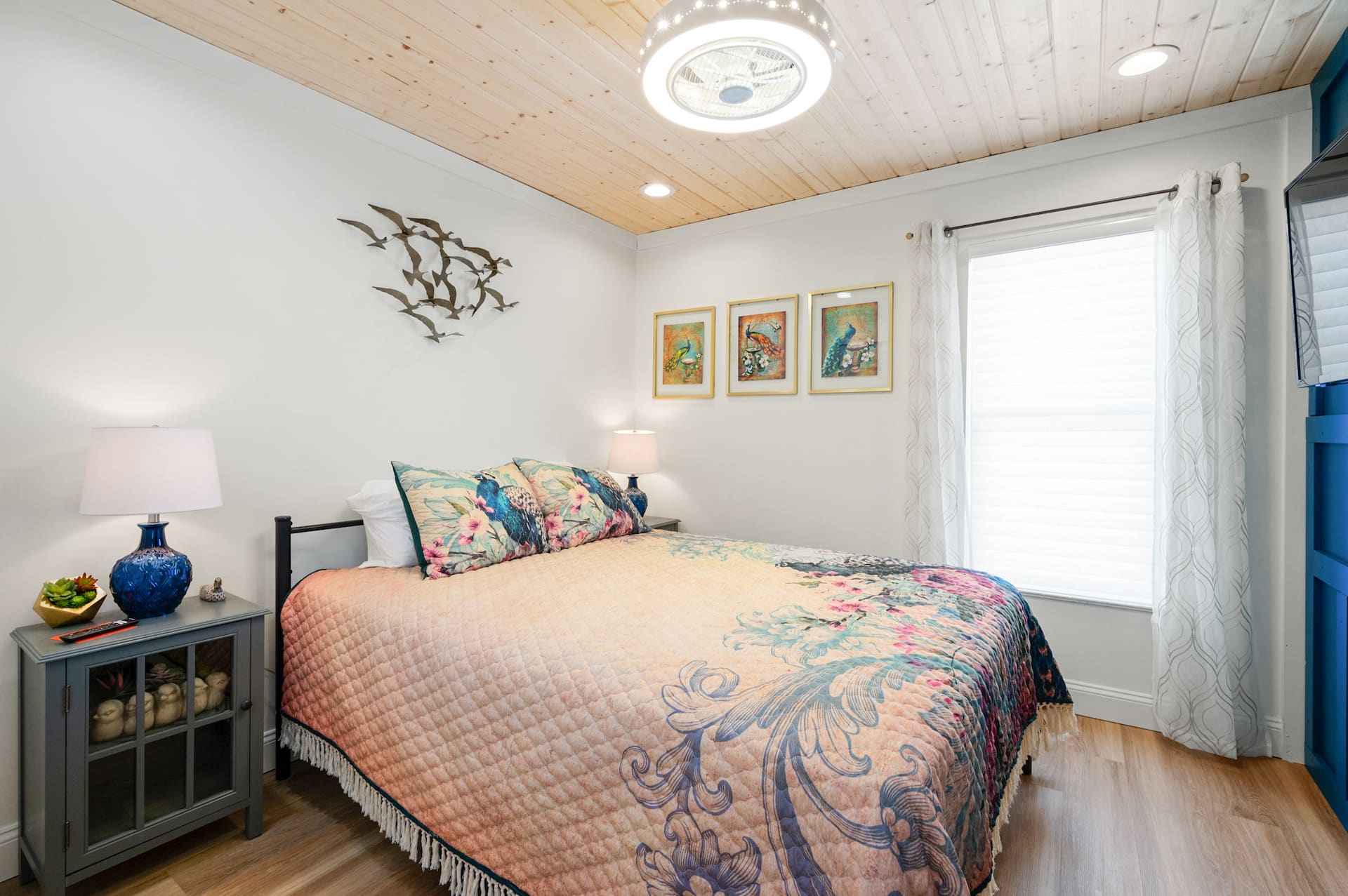 Urban Nest. Luxe Loft Downtown Butler. Walk to dining and Shopping. — photo 5