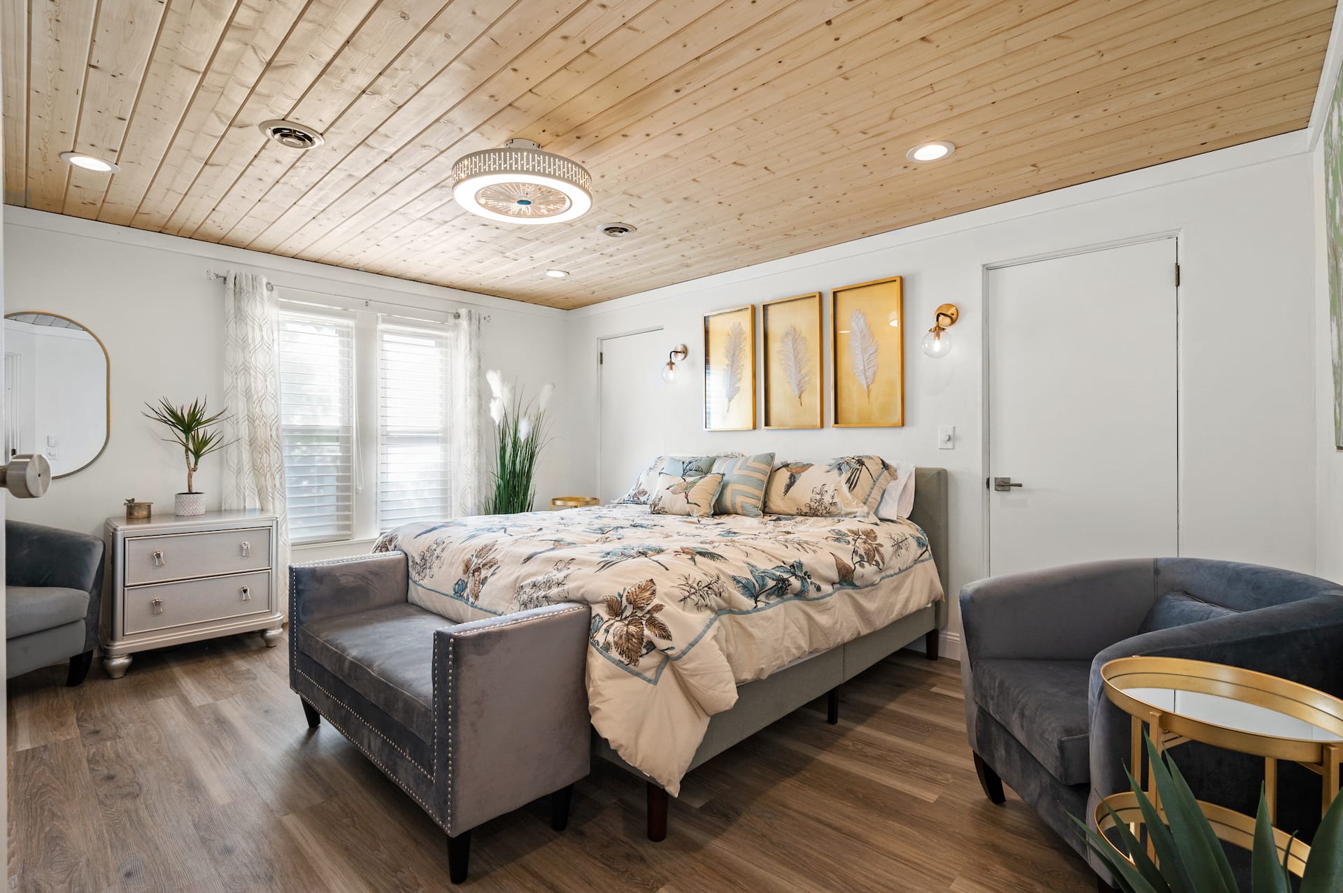Urban Nest. Luxe Loft Downtown Butler. Walk to dining and Shopping. — photo 4