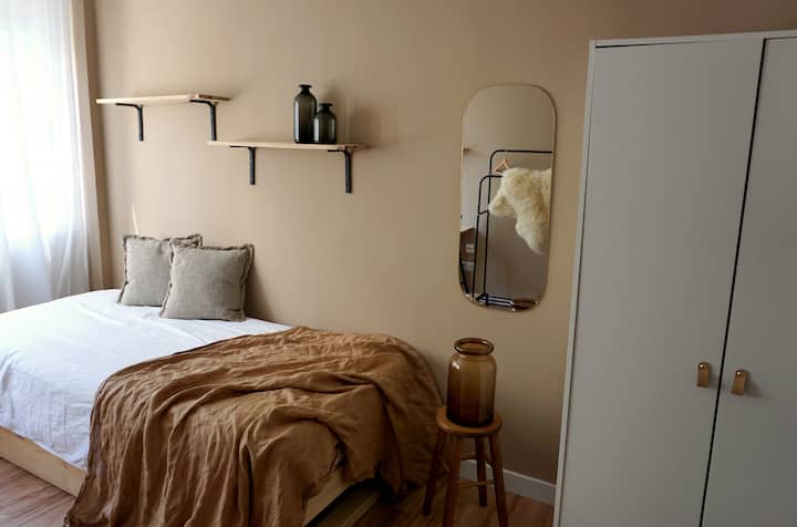 ห้องนอนพร้อมเตียงเสริมที่สะดวกสบายและตู้เสื้อผ้ากว้างขวางพร้อมไม้แขวนเสื้อ ฟูกนอนทั้ง 2 หลังมีขนาด 90x200 ซม.