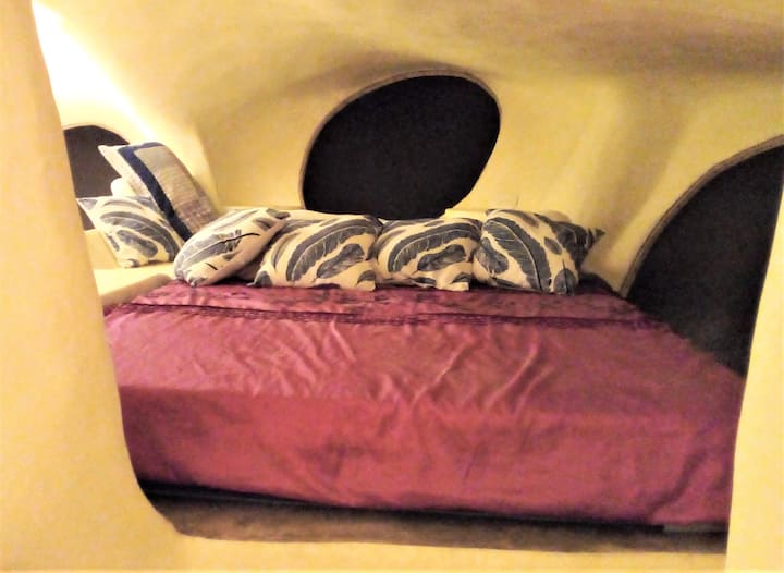 阁楼房间配备一张双人床