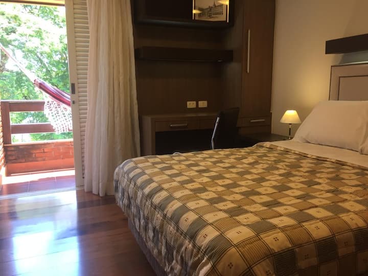 Suite Suite na roshani na kitanda cha bembea.