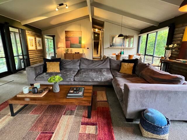 Escape to Sassafras Forest Retreat + Fireplace gallery image 4