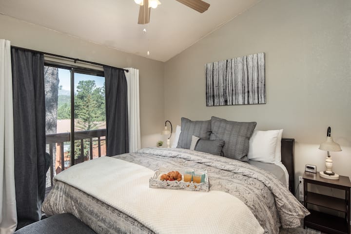 Основната спалня разполага с двойно легло California King, луксозно спално бельо и самостоятелен балкон с изглед към планината. Какво повече можеш да искаш? 