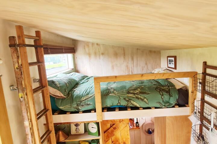 Cama de matrimonio en el segundo loft, accesible por escalera