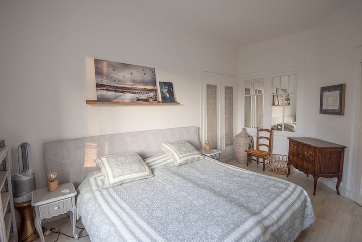 Veľká, tichá, priestranná a svetlá hlavná spálňa (výhľad do záhrady) 
Vybavené manželskou posteľou veľkosti King 
Alebo 
2 jednolôžka podľa preferencií.