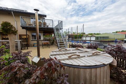 Sailing house on the water, 10-12 pers incl. polyvalk.