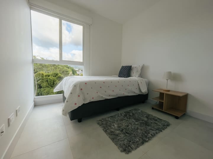Chambre 2 avec lit double et vue