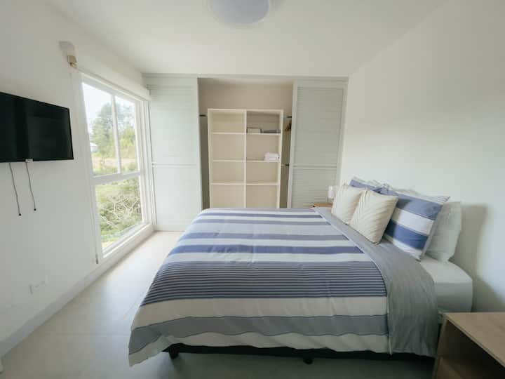 Chambre principale avec lit Queen Size et télévision
