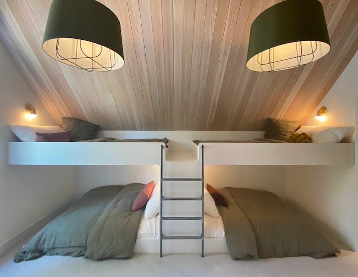"Chumba cha ghorofa kilikuwa kizuri kwa binti zetu wanne na kilikuwa nafasi nzuri kwao kukaa nje wakati hawacheze kwenye theluji."

— Josiah kupitia Airbnb