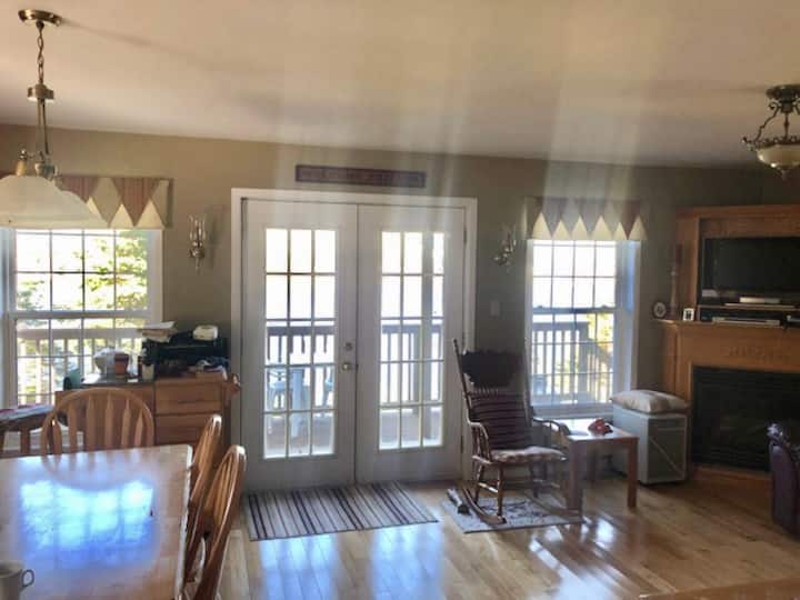 Salon et cuisine à concept ouvert donnant sur North River