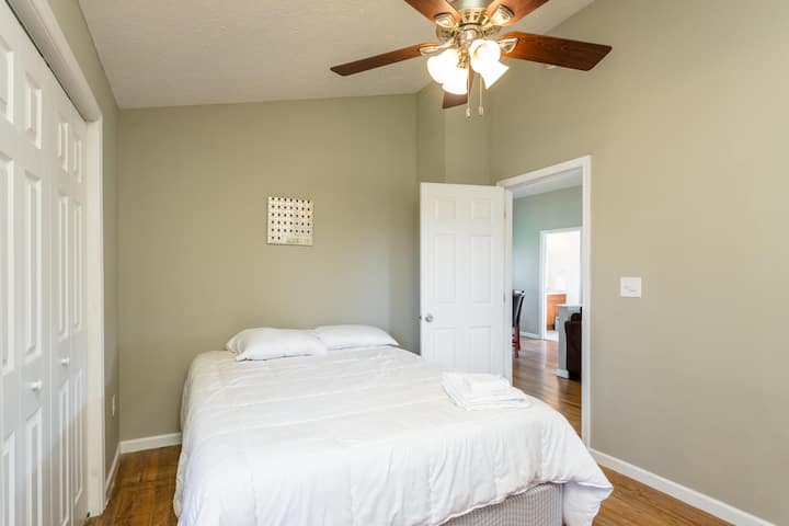 Hoofdslaapkamer met een queensize Zinus-matras.  Deze kamer heeft een grote kast om kleding op te hangen en bagage op te bergen.  