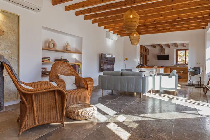 Just renovated luxury villa w/pool. Top Location gallery image 2