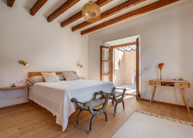 Just renovated luxury villa w/pool. Top Location gallery image 4