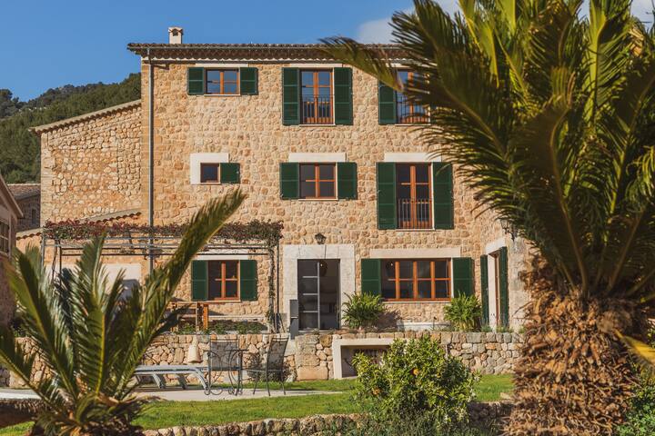 Just renovated luxury villa w/pool. Top Location gallery image 3