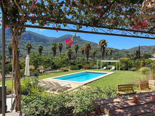 Just renovated luxury villa w/pool. Top Location