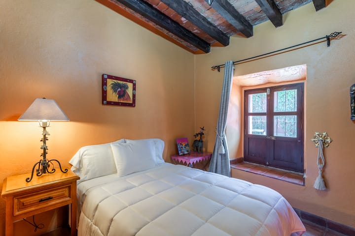 Ეს საძინებელი პირველ სართულზეა. 