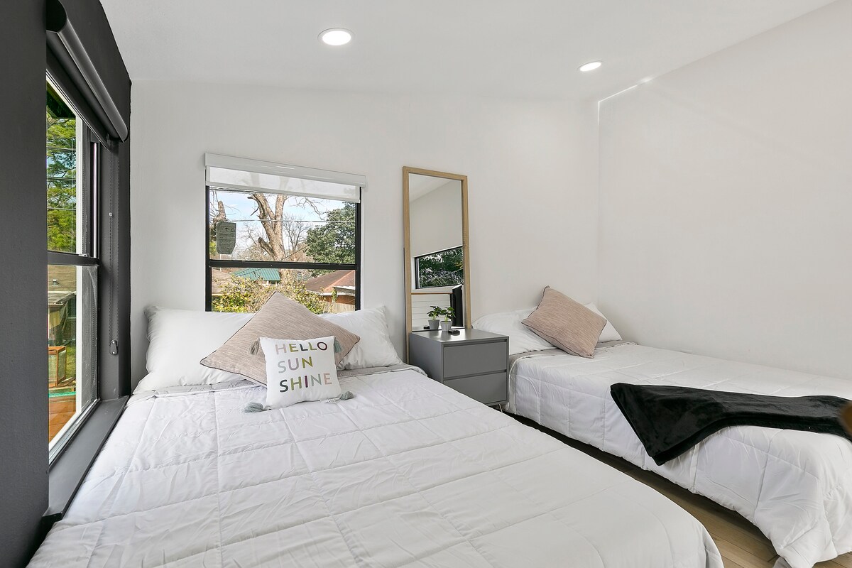 Огромна спалня на лофт с два матрака с  мемори пяна.  